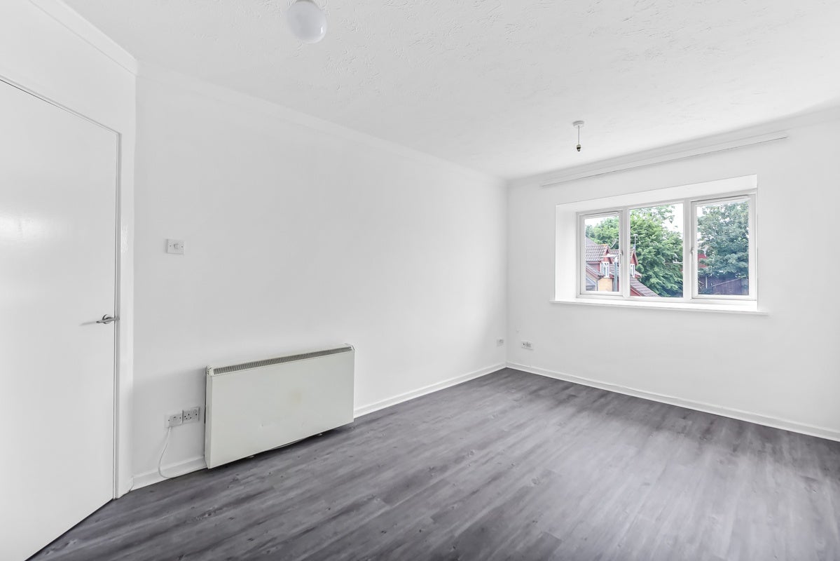 Flat Cook Square in Greater London
