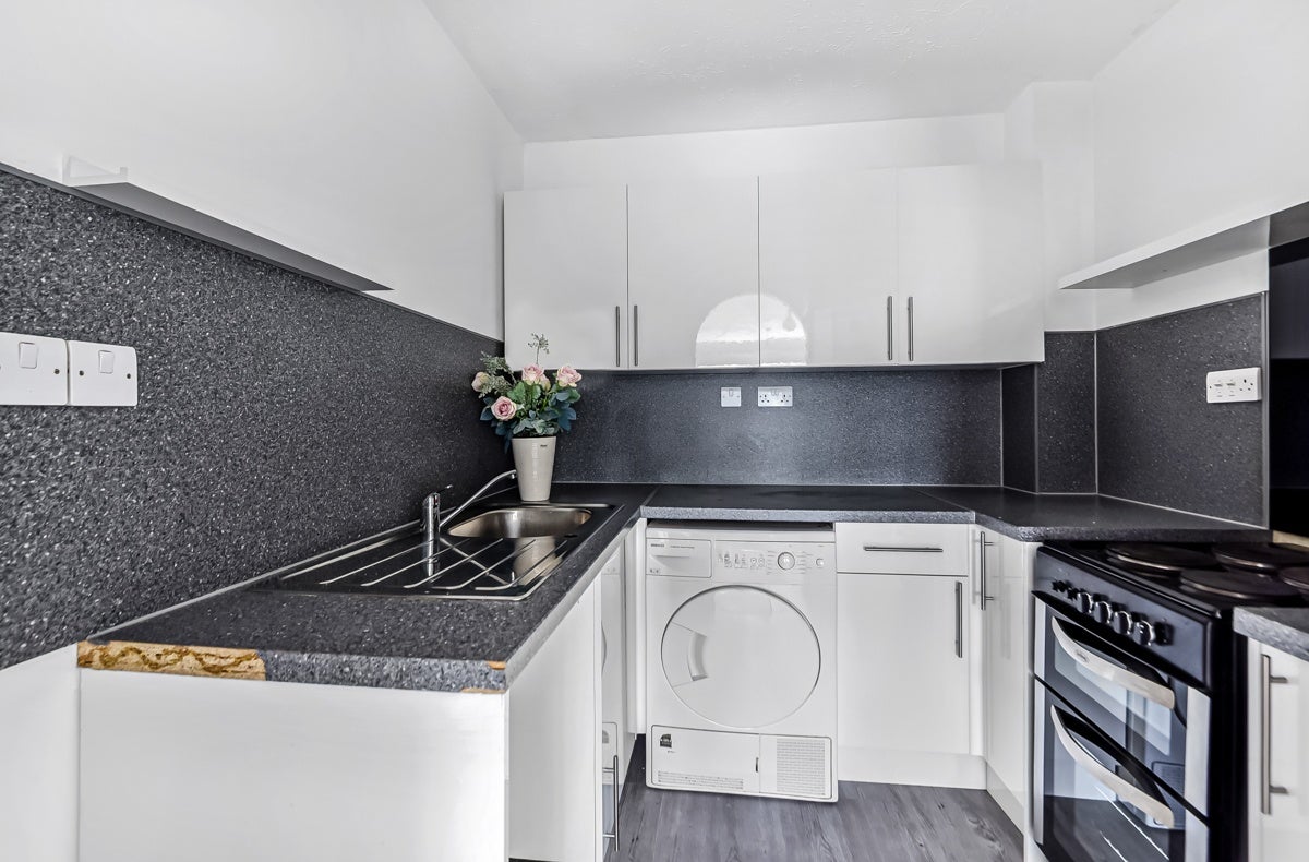 Flat Cook Square in Greater London