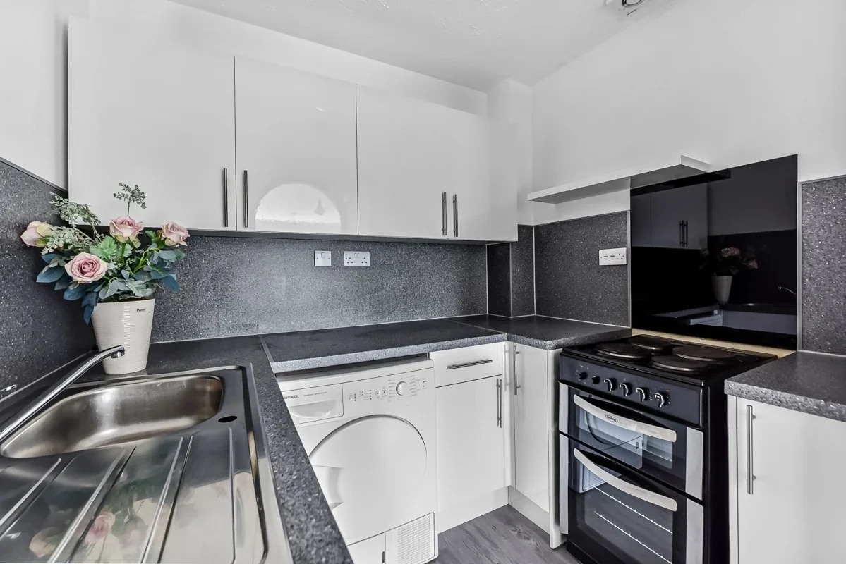 Flat Cook Square in Greater London