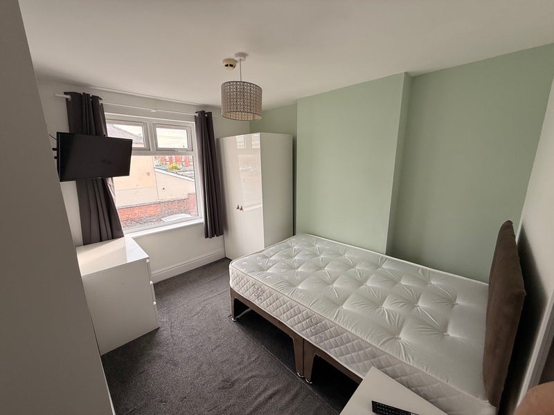 Room Ripley Street in Warrington