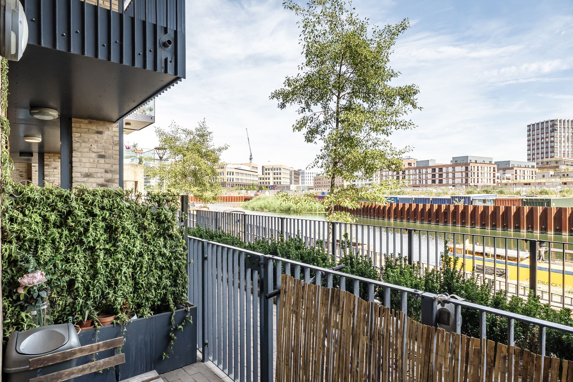 Flat Nicholson Square in Greater London
