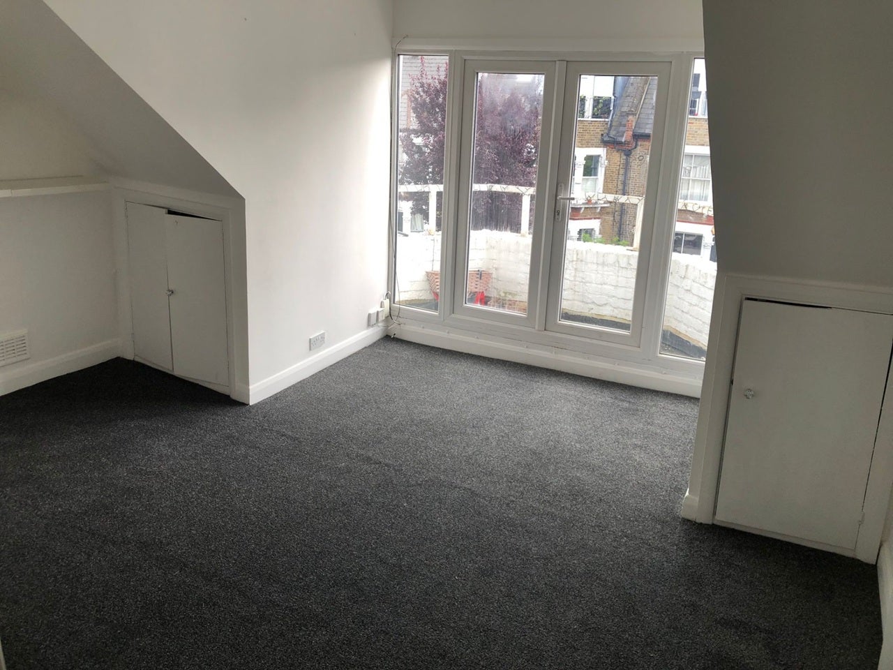 Flat Deronda Road in Greater London
