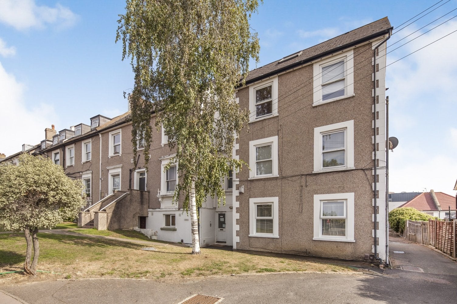 Flat Holmesdale Road in Greater London