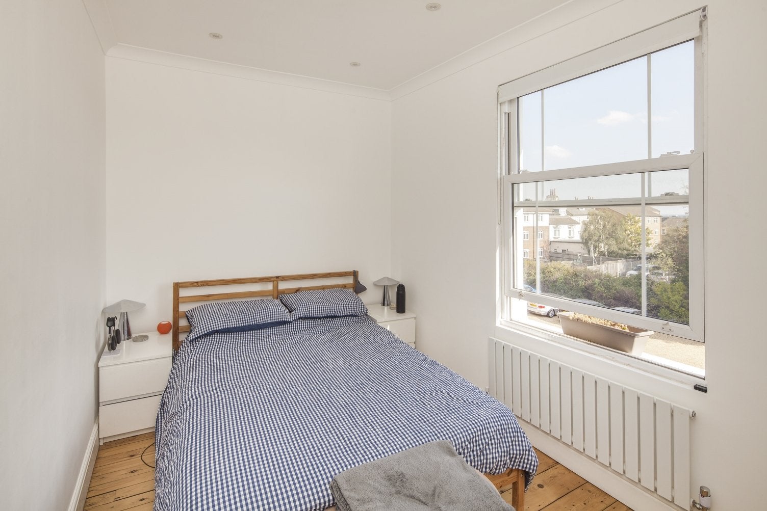 Flat Holmesdale Road in Greater London