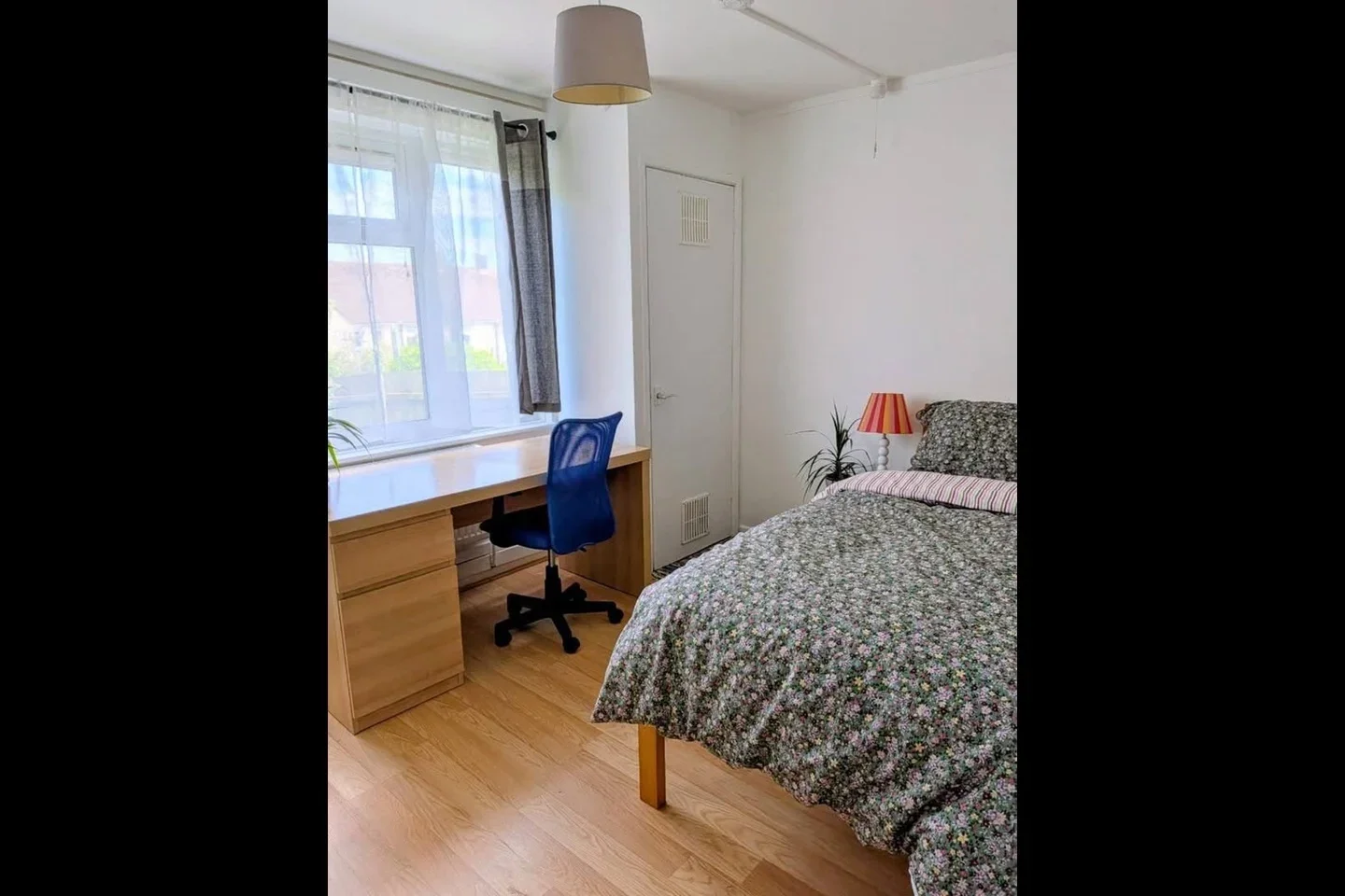 Room Plumstead Common Road in Greater London