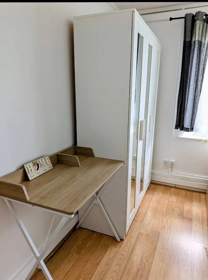 Room Plumstead Common Road in Greater London
