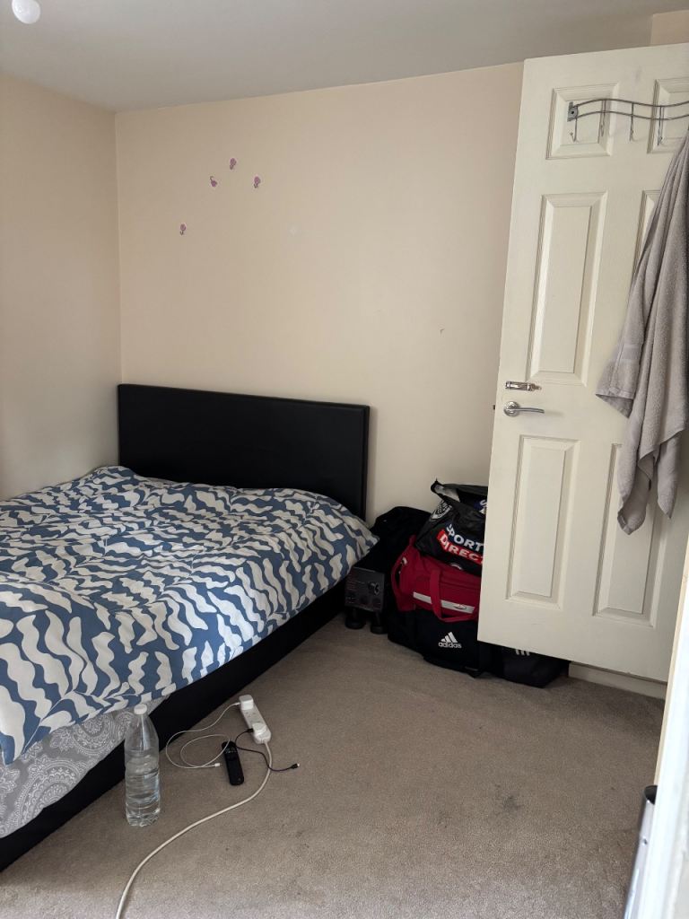 Flat Disraeli Road in Greater London