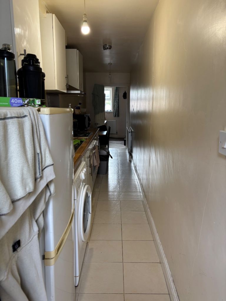 Flat Disraeli Road in Greater London