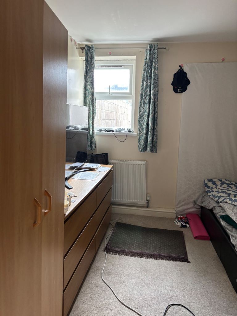 Flat Disraeli Road in Greater London