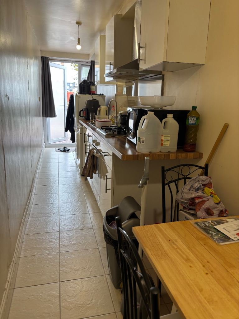 Flat Disraeli Road in Greater London