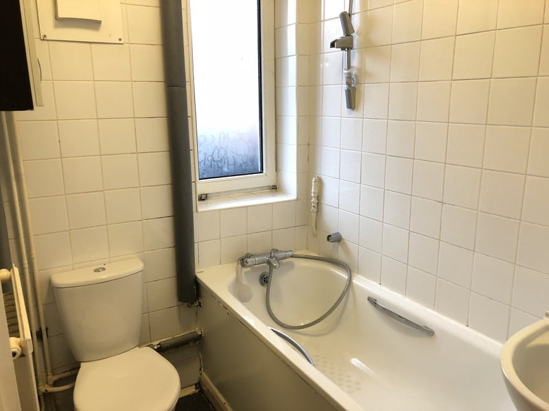 Room Poplar High Street in Greater London