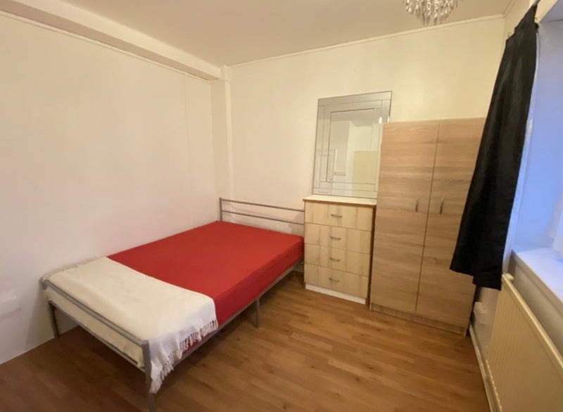 Room Poplar High Street in Greater London