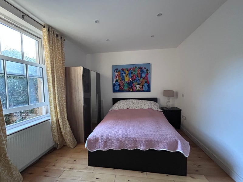 Room Lower Road in Greater London