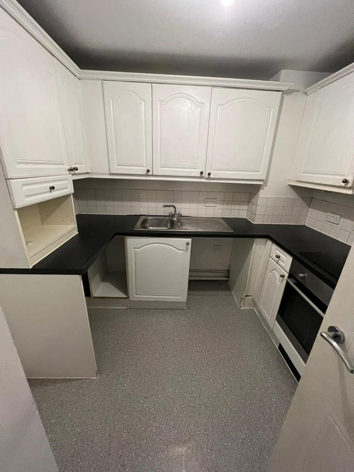 Flat Hermitage Close in Greater London