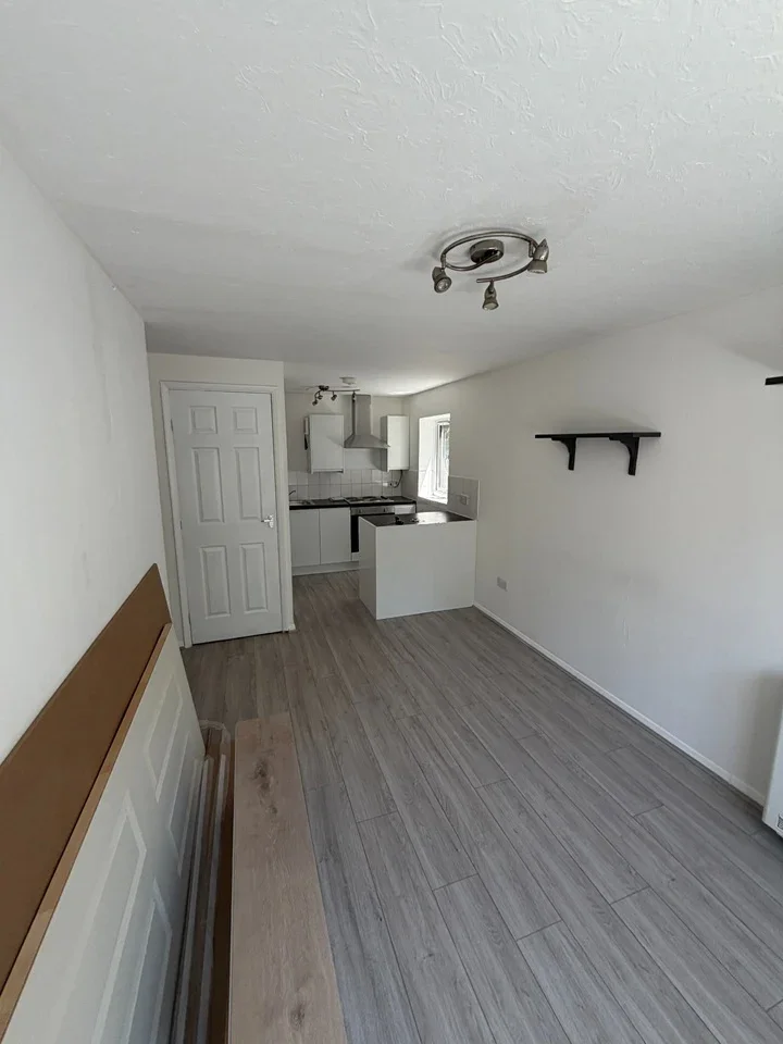 Flat Raven Close in Greater London