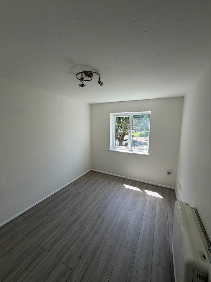 Flat Raven Close in Greater London