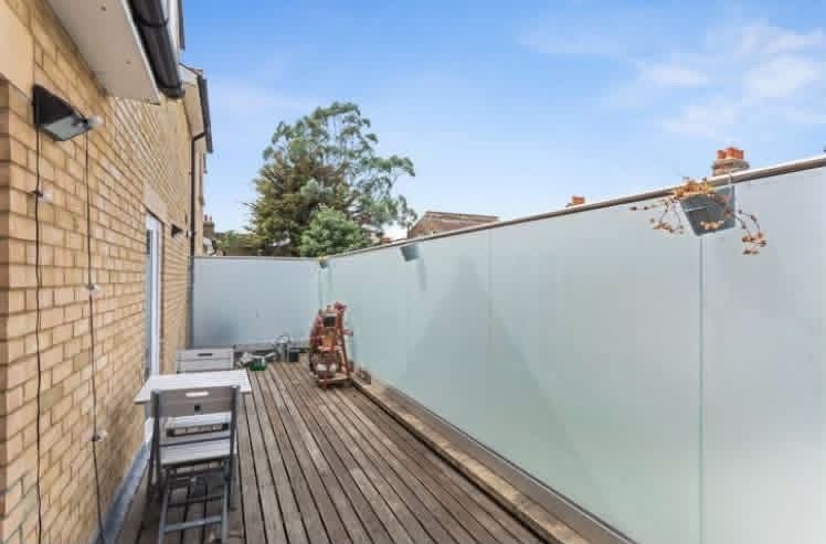 Room Charlmont Road in Greater London