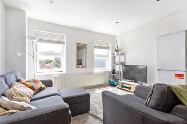 Room Charlmont Road in Greater London