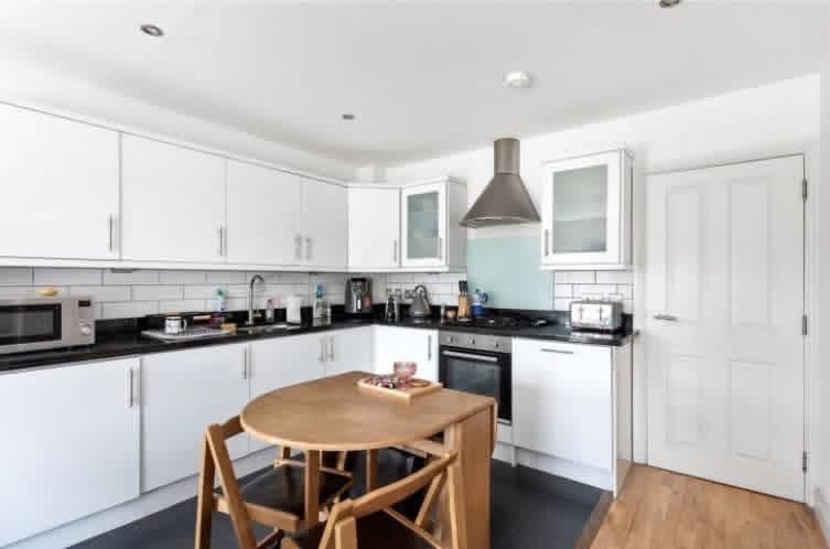 Room Charlmont Road in Greater London