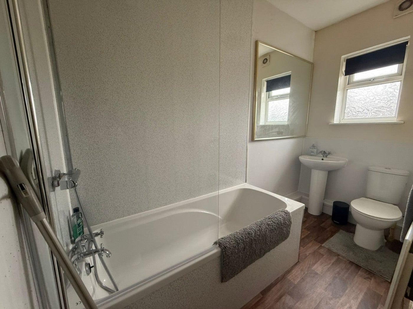 Room Doncaster Road in Barnsley