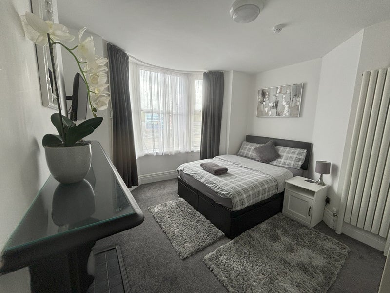 Room Cowbridge Road East in Cardiff