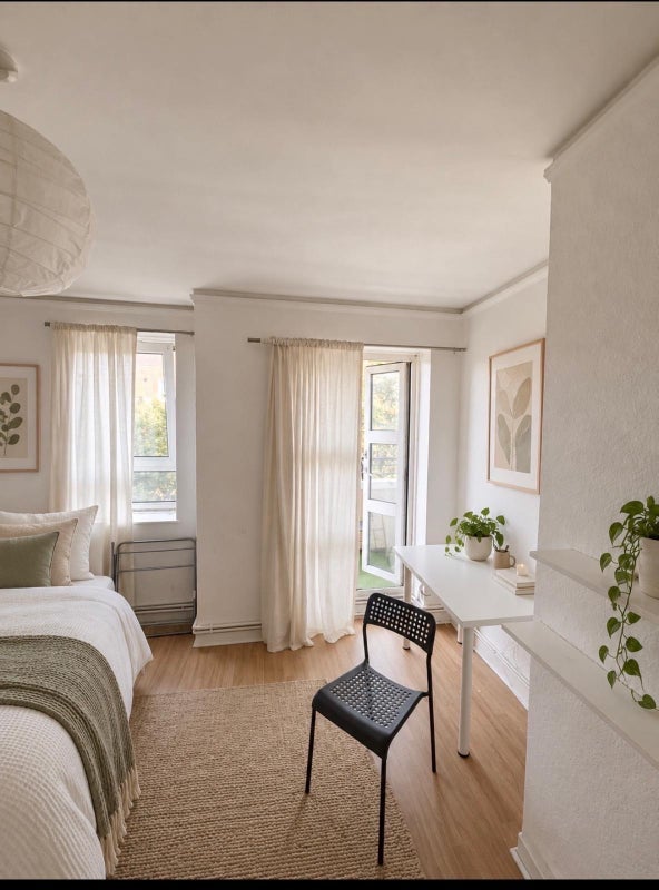Room Meadow Road in Greater London