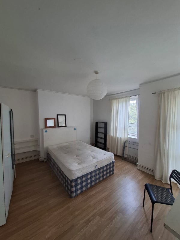 Room Meadow Road in Greater London