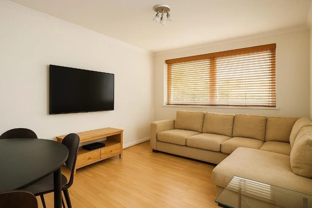 Flat Parkgate Road in Greater London