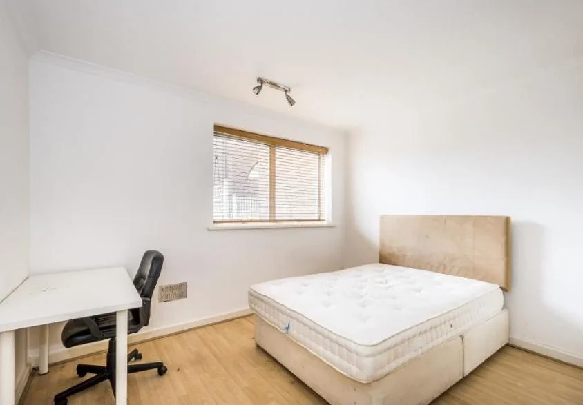 Flat Parkgate Road in Greater London