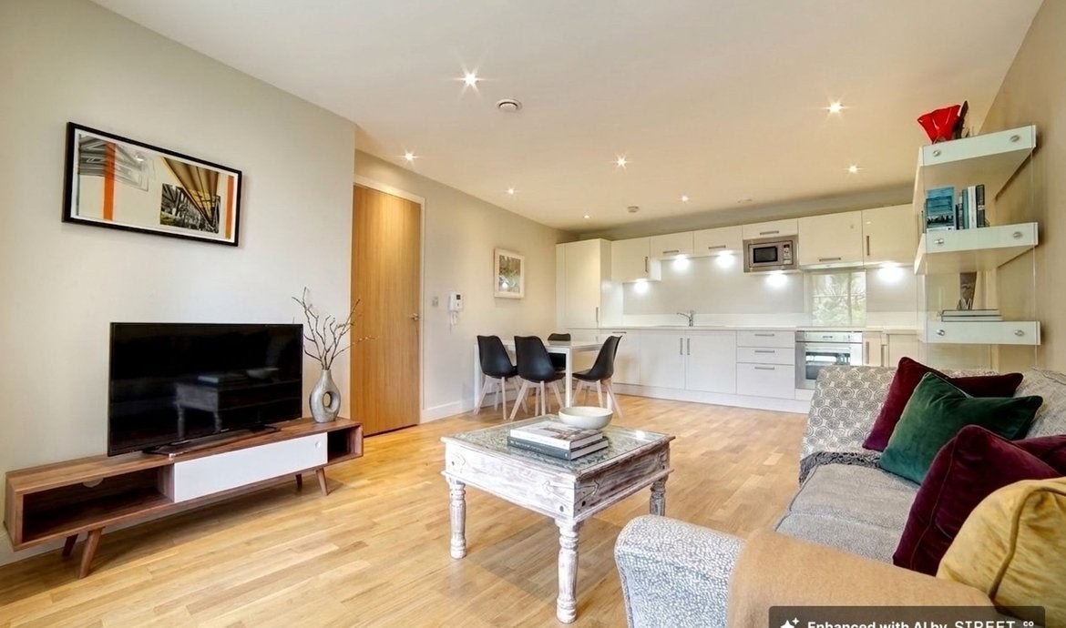 Flat Tanner Street in Greater London
