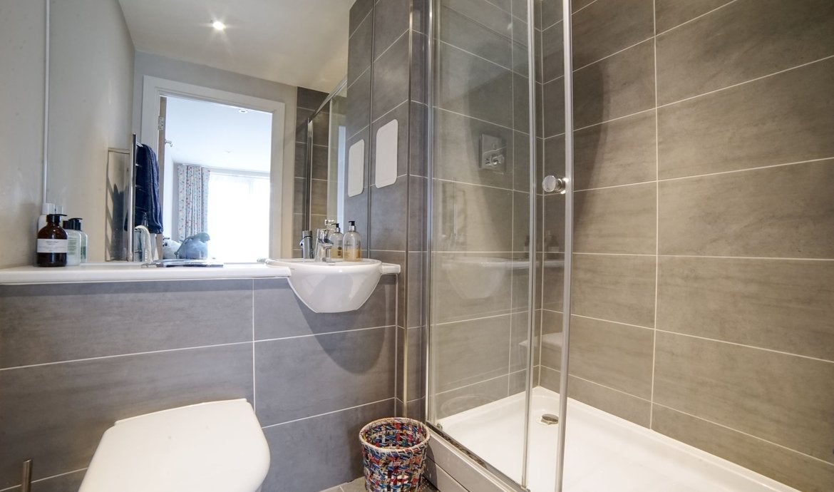 Flat Tanner Street in Greater London