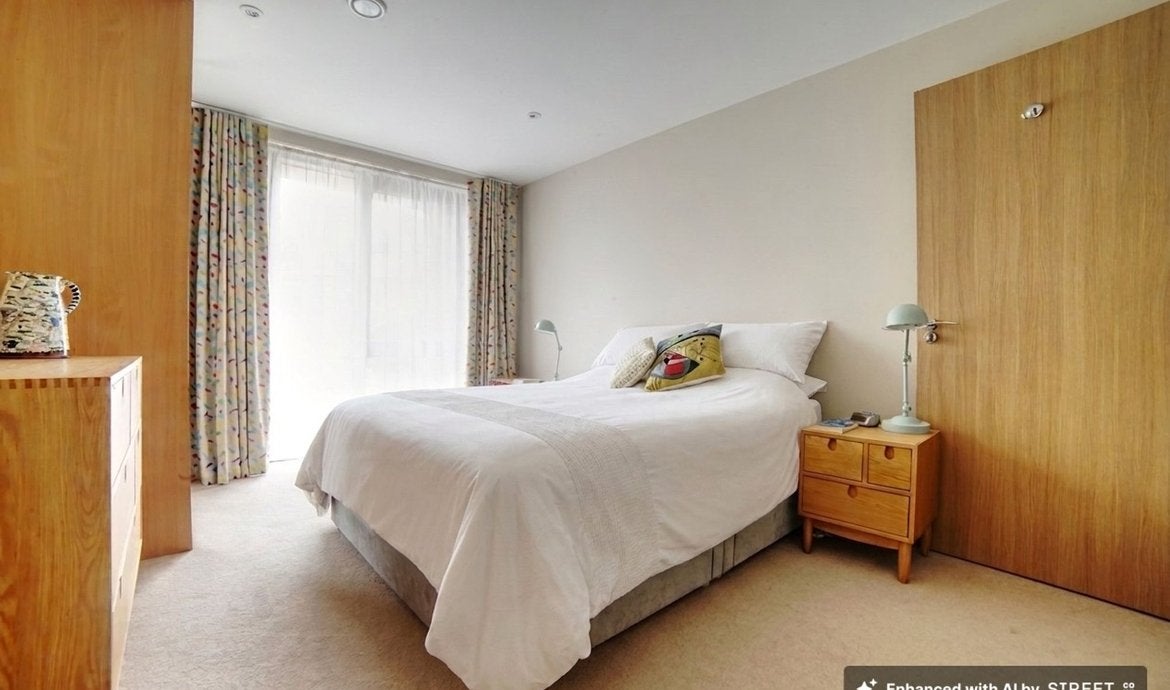 Flat Tanner Street in Greater London