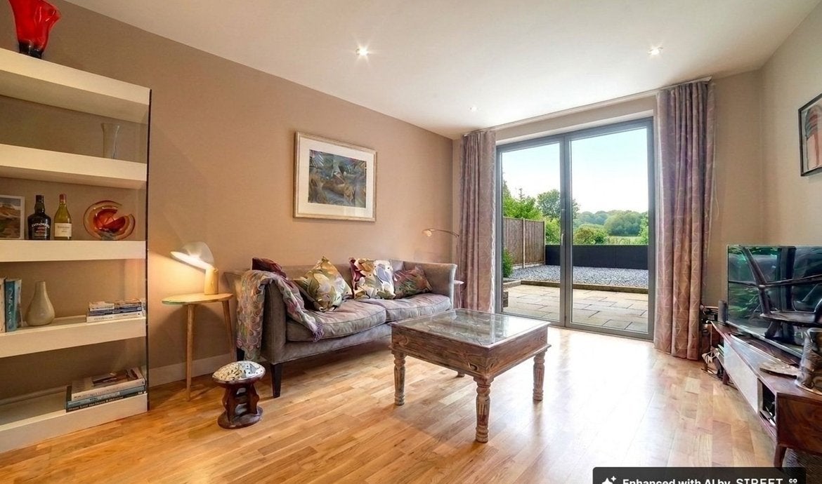 Flat Tanner Street in Greater London