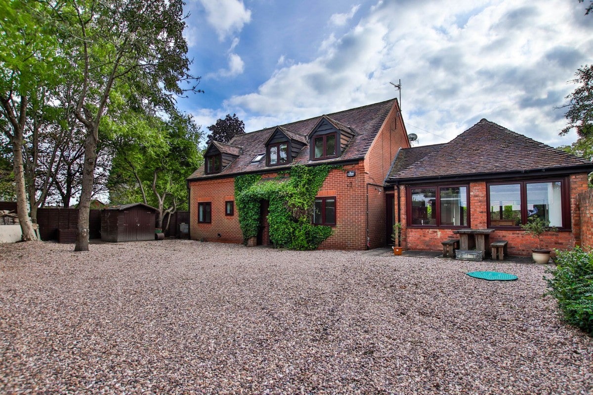 House School Lane in Wychavon