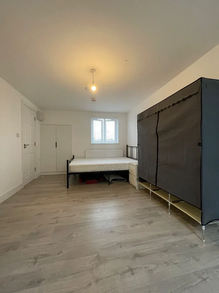 Flat Waldeck Road in Greater London