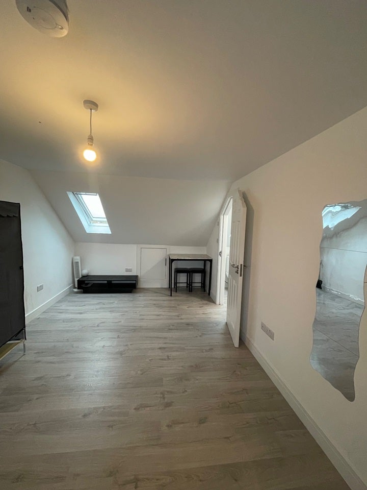 Flat Waldeck Road in Greater London