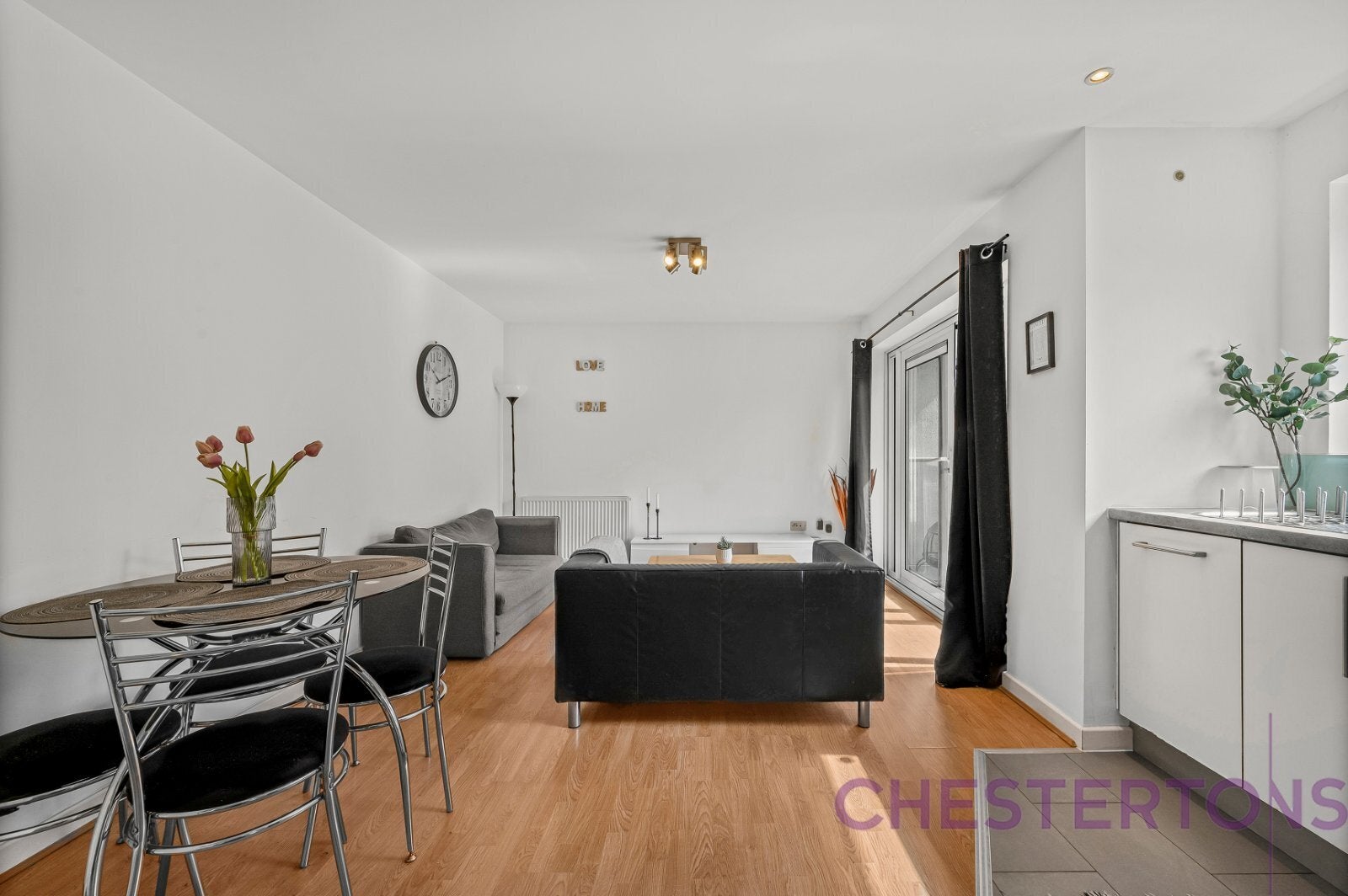 Flat Commercial Road in Greater London