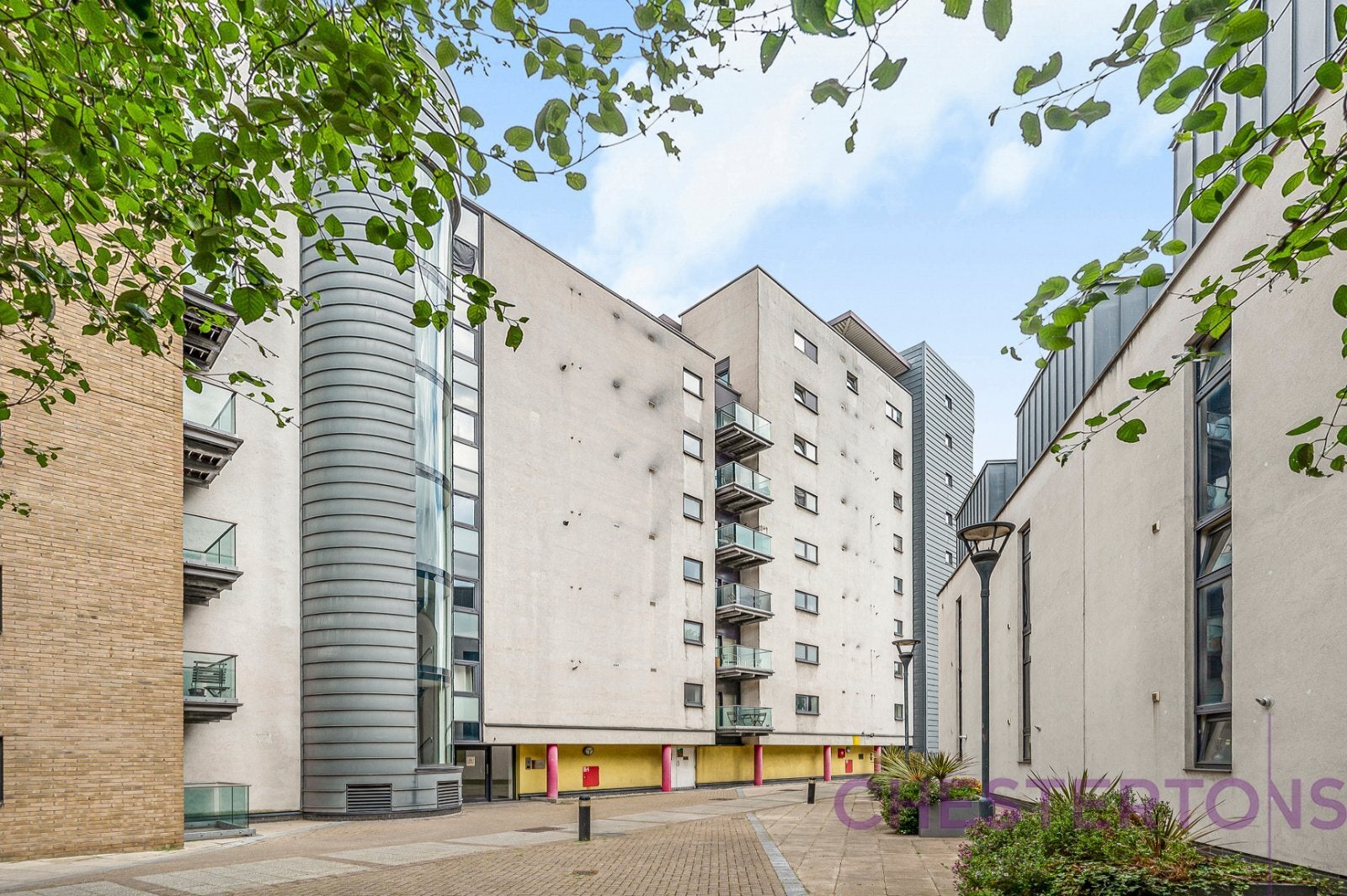 Flat Commercial Road in Greater London