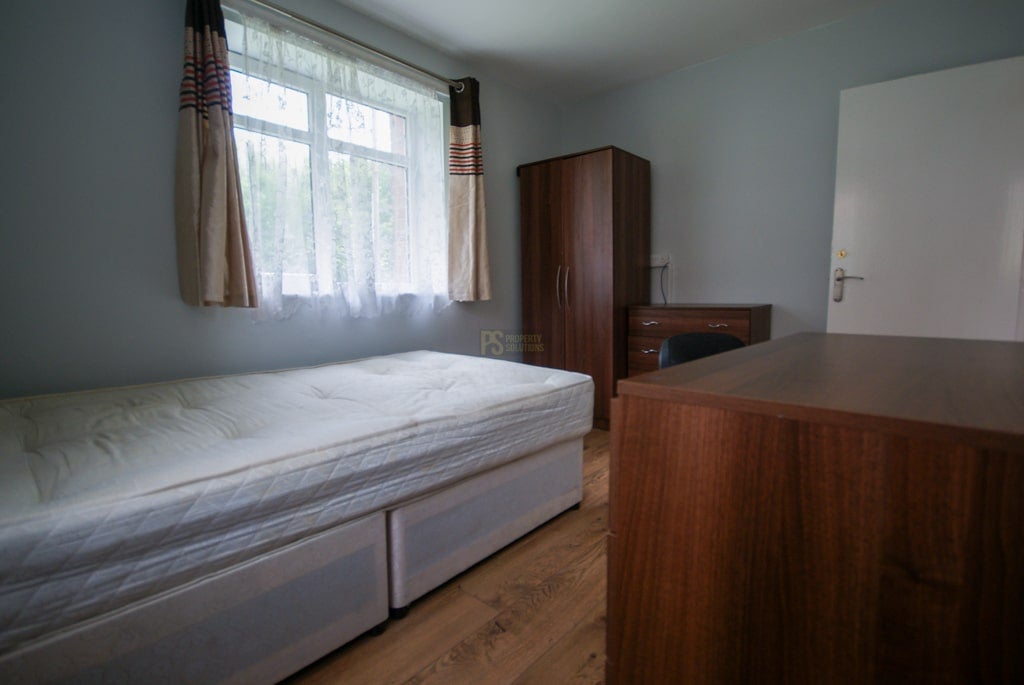 Room Overton Place in Birmingham