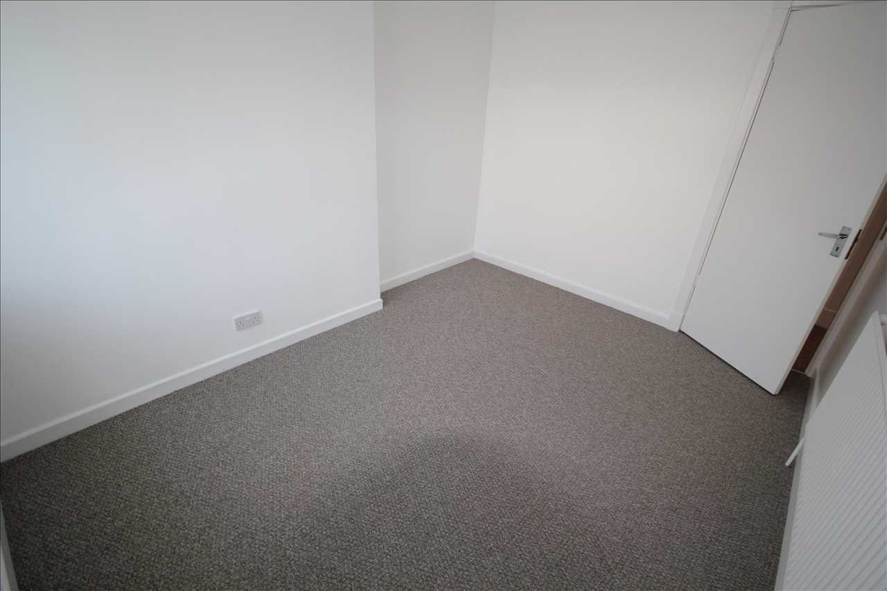 Flat Sandringham Crescent in Greater London