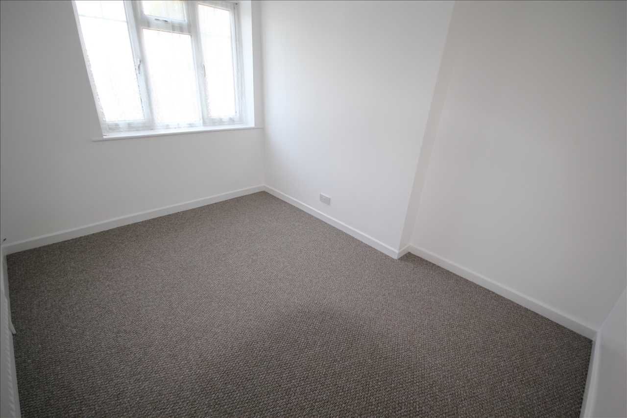 Flat Sandringham Crescent in Greater London