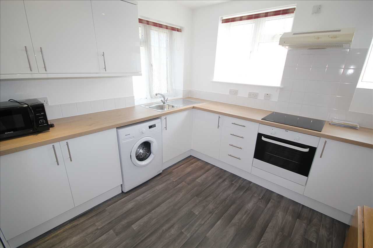 Flat Sandringham Crescent in Greater London