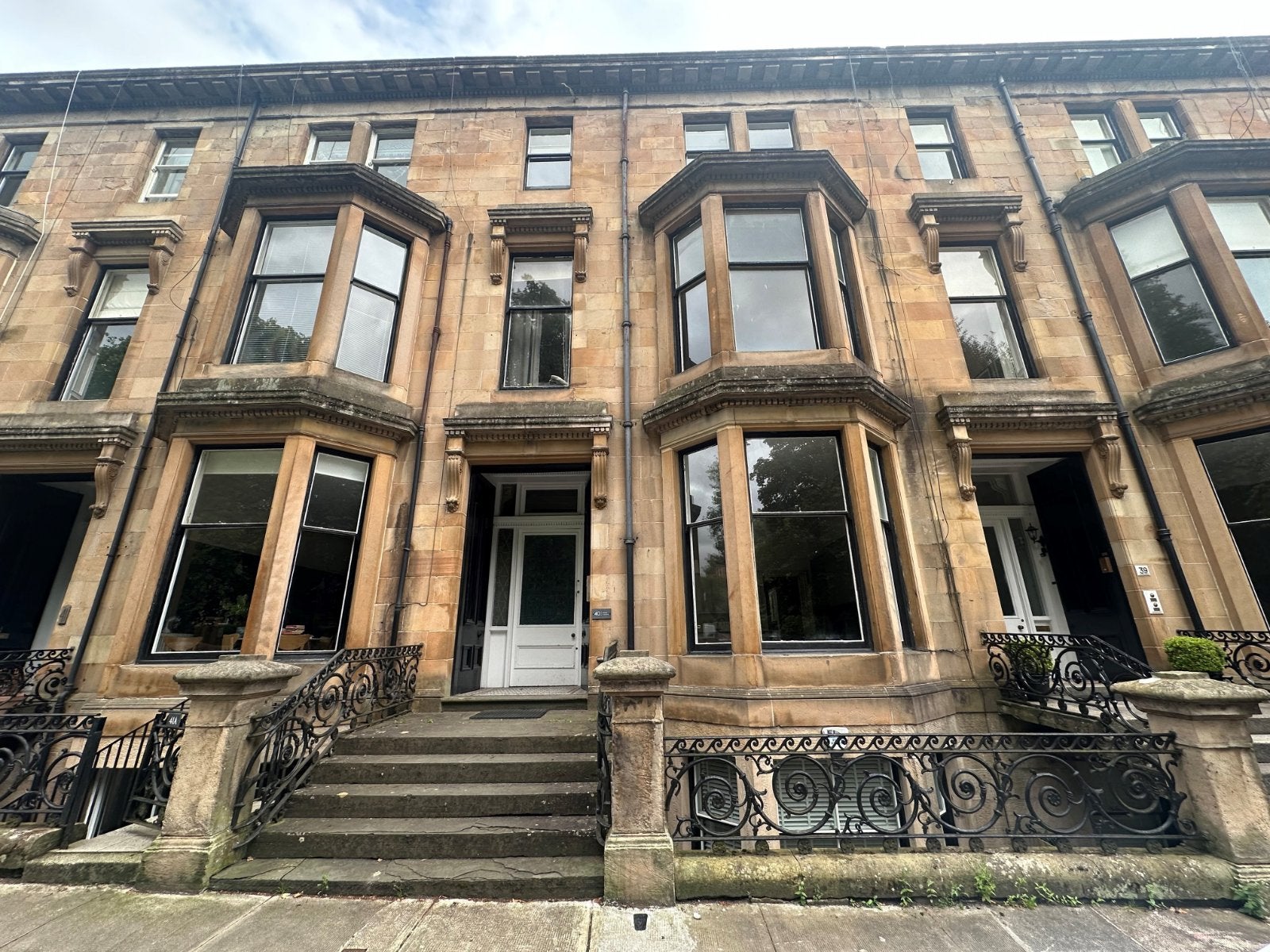 Flat Athole Gardens in Glasgow