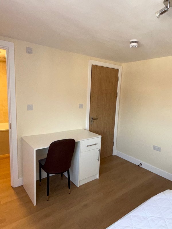 Room Parlaunt Road in Slough