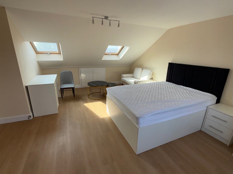 Room Parlaunt Road in Slough