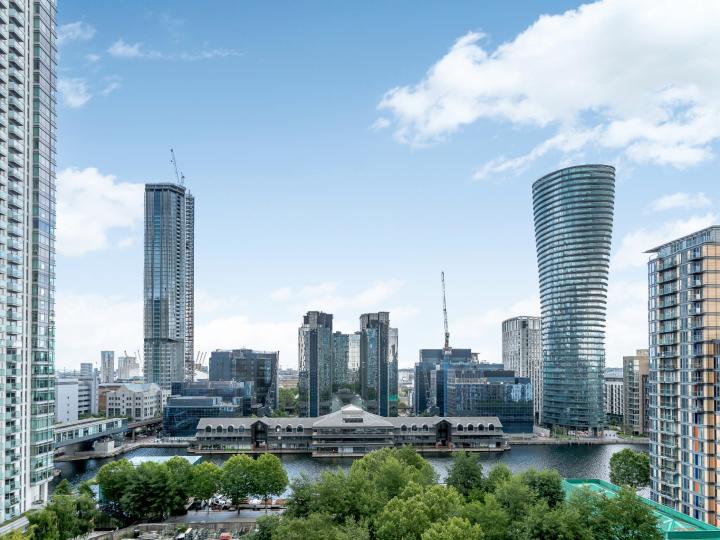 Flat Harbour Way in Greater London