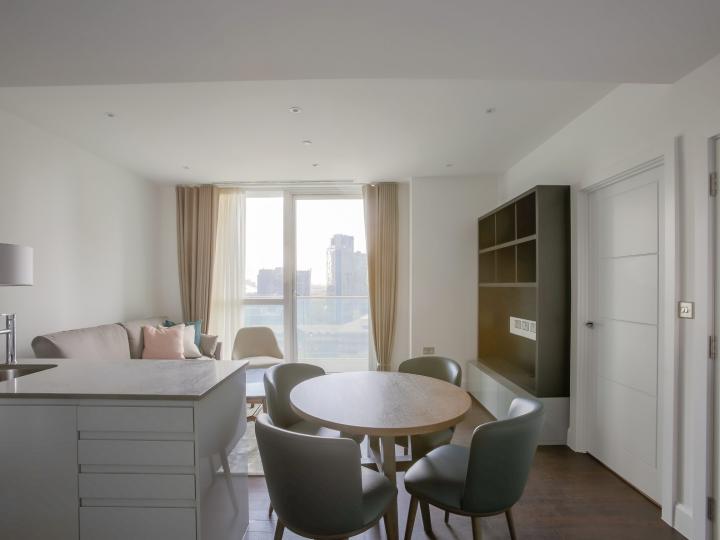 Flat Harbour Way in Greater London