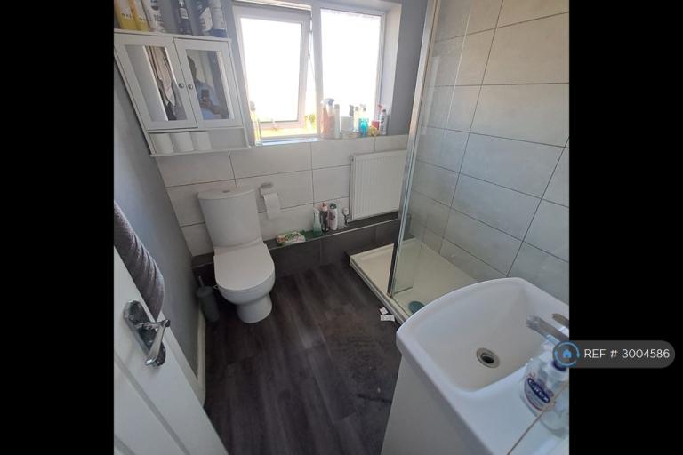 Room Doddington Road in Wellingborough