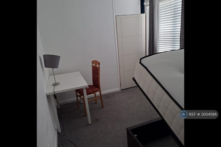 Room Doddington Road in Wellingborough