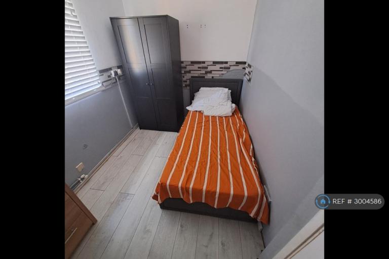 Room Doddington Road in Wellingborough